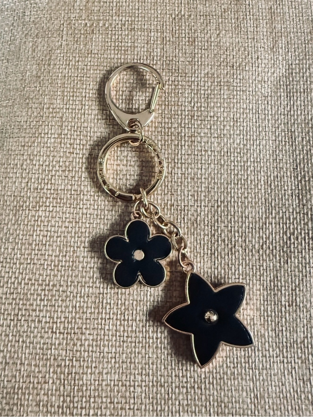 ❤️Luxury-Inspired Black Flower Keychain Charm - Picture 4 of 4
